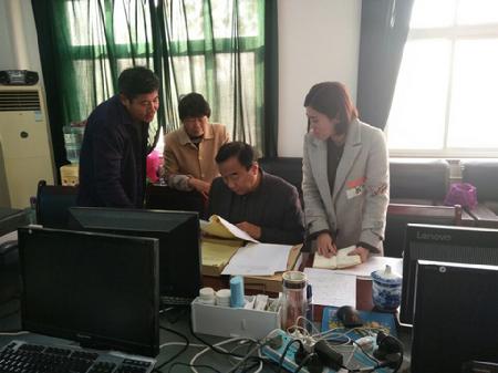 贺建国教授仔细审查资料并与学院教师沟通交流