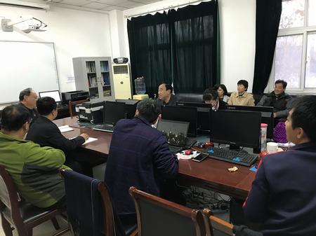 检查组与学院领导和老师交流检查意见